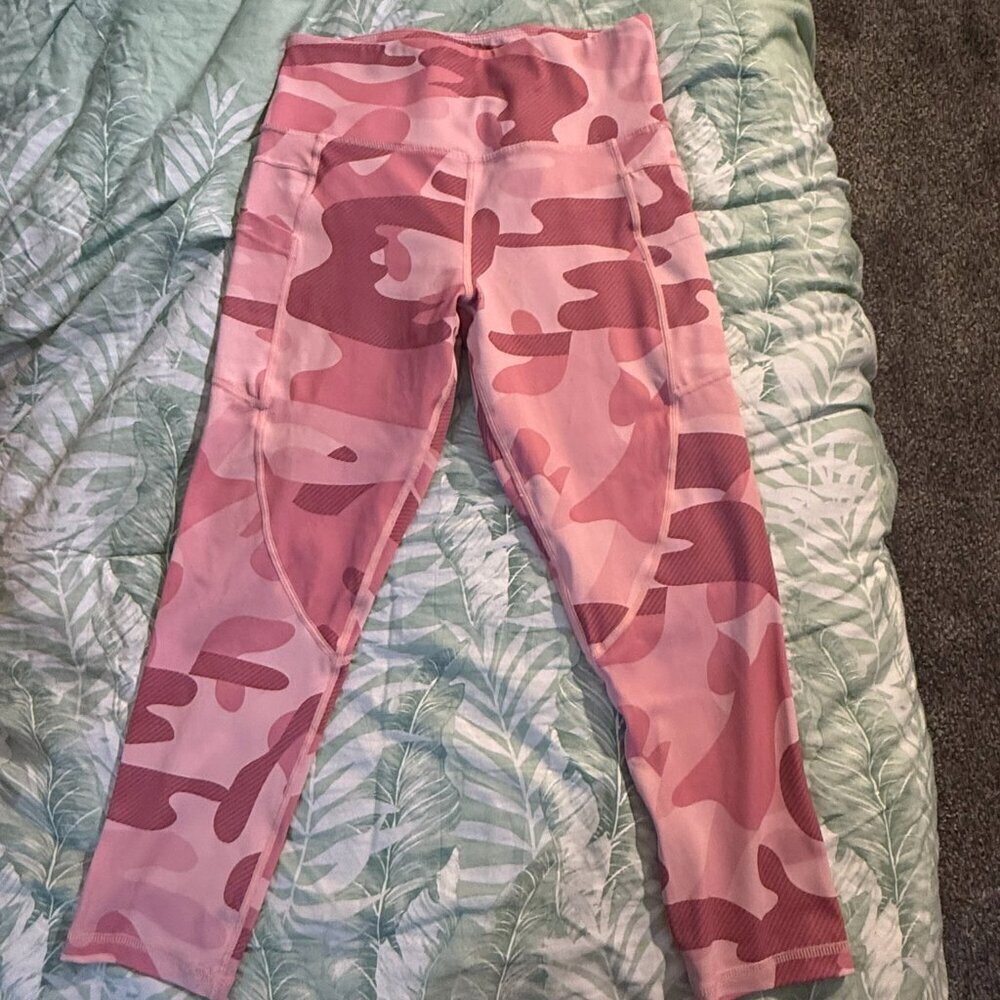 Zyia - pink camo capri leggings